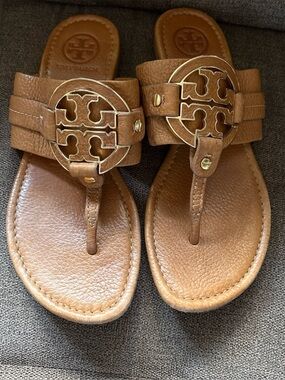 Tory Burch Miller Women's Camel Pebble Leather  Thong Sandals Logo Size 8